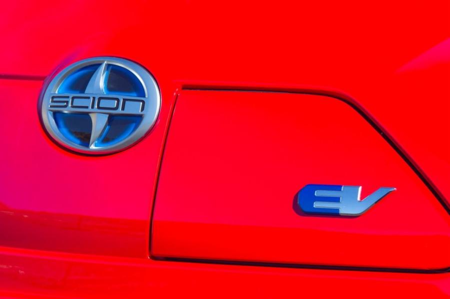  Toyota iQ EV 2013 года  (фото 4 из 29)